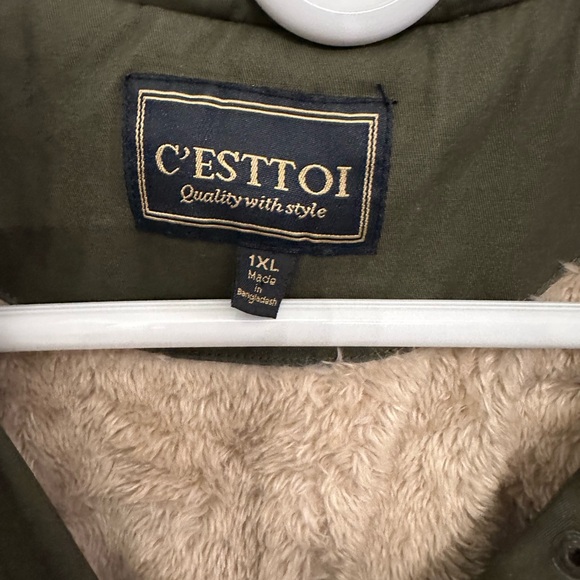 C’est cargo style Sherpa vest.  Size 1xl - Picture 2 of 4
